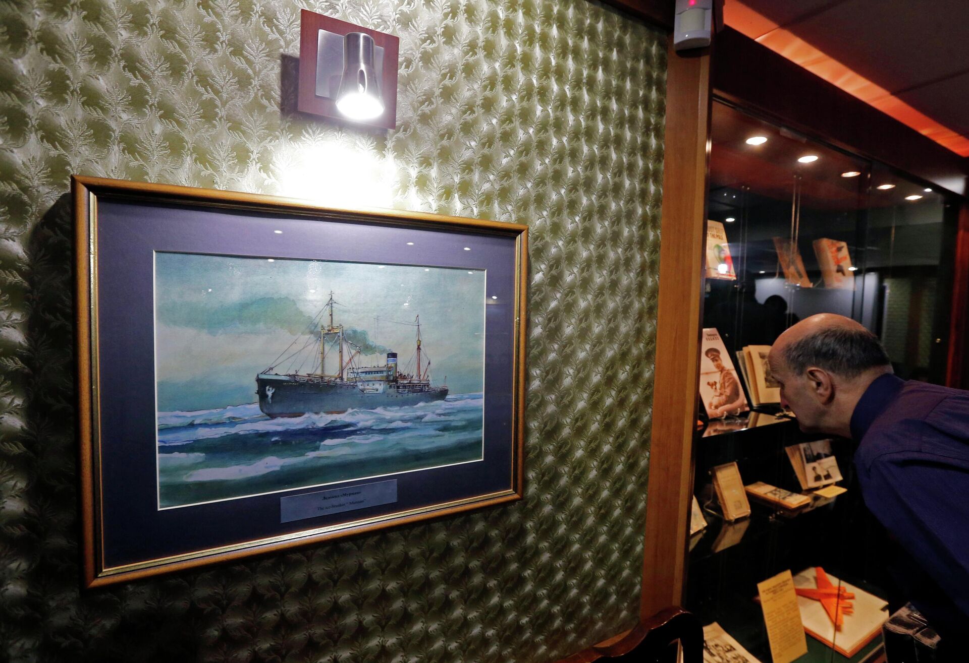 Посетитель рассматривает экспонаты на борту ледокола Красин в Санкт-Петербурге Посетитель рассматривает экспонаты на борту ледокола Красин в Санкт-Петербурге - РИА Новости, 1920, 31.10.2025