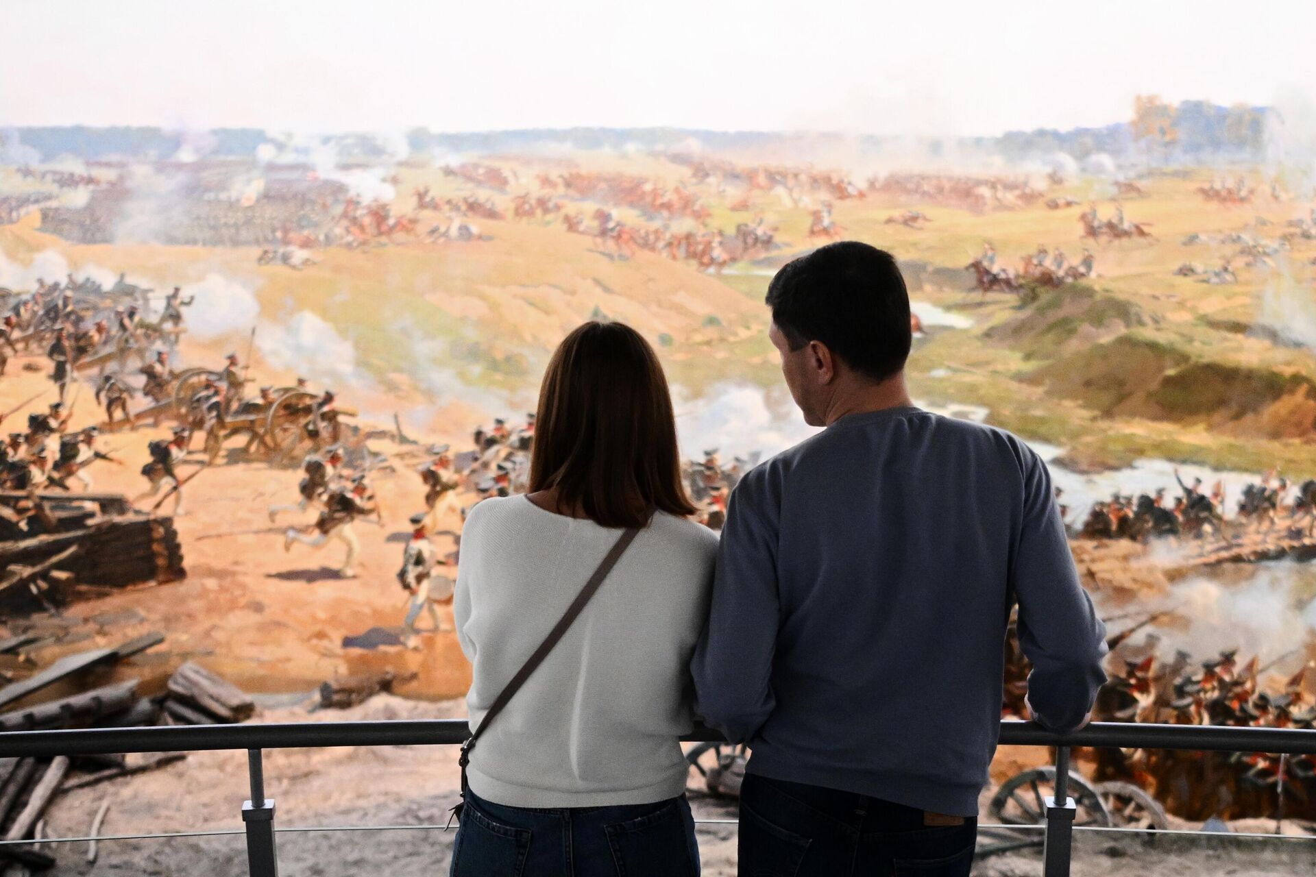 Посетители на исторической экскурсии в Музее-панораме Бородинская битва Посетители на исторической экскурсии в Музее-панораме Бородинская битва - РИА Новости, 1920, 31.10.2025