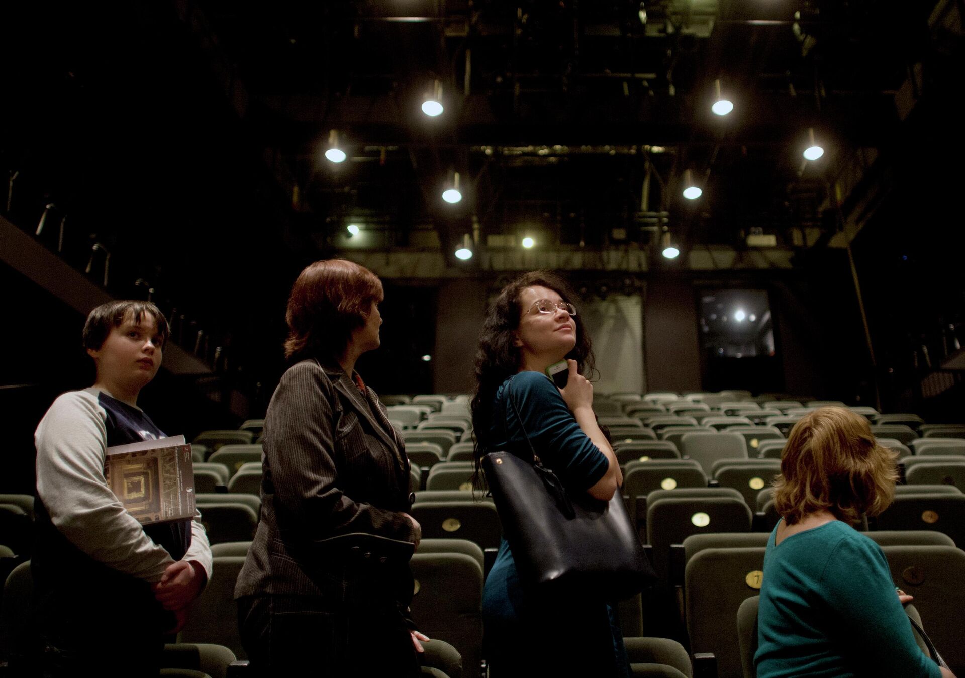 Посетители в зрительном зале театра Мастерская Петра Фоменко Посетители в зрительном зале театра Мастерская Петра Фоменко - РИА Новости, 1920, 31.10.2025