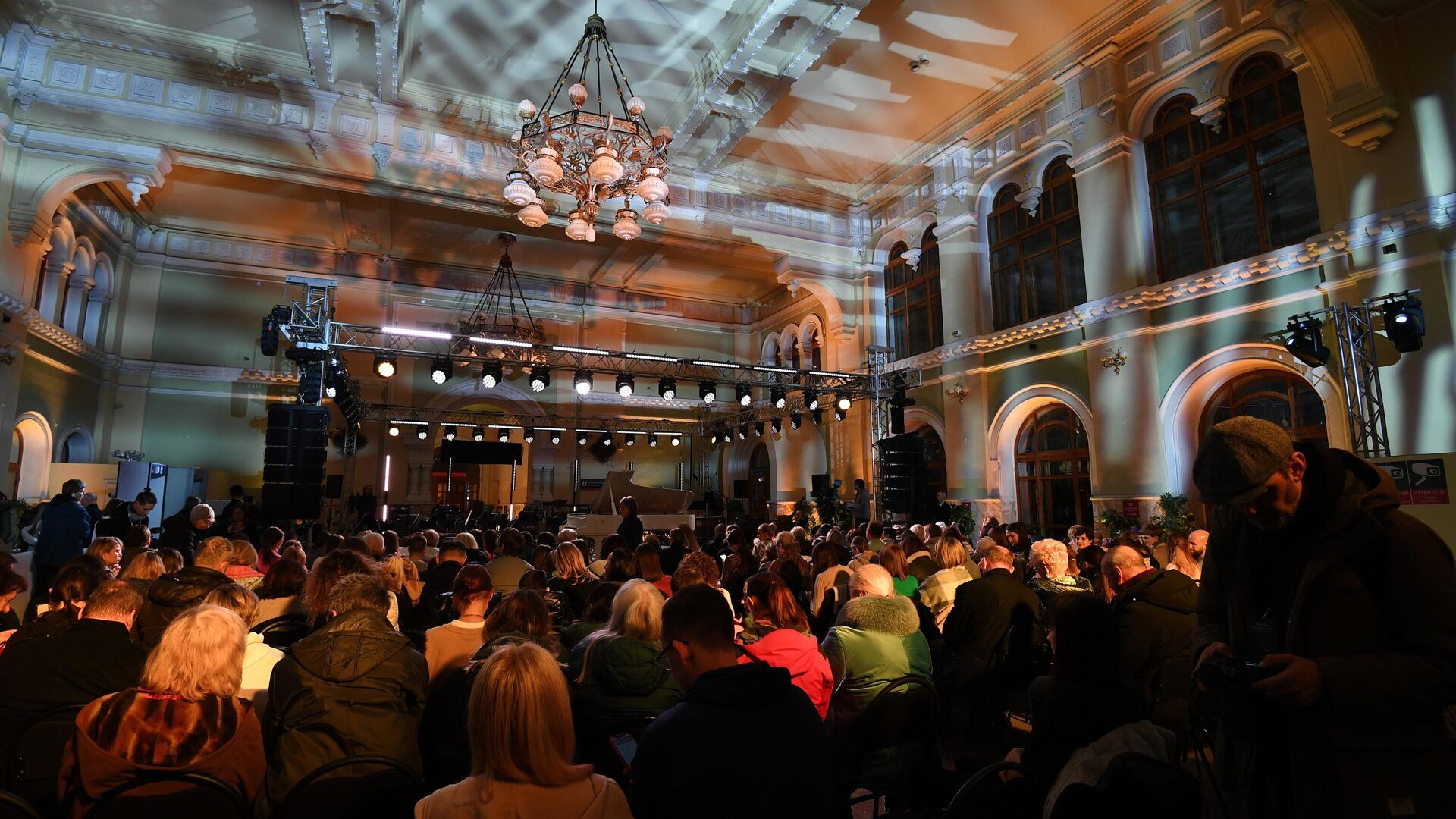 Посетители собрались в зале ожидания Рижского вокзала в Москве на концерт в рамках всероссийской ежегодной акции Ночь искусств — 2024 Посетители собрались в зале ожидания Рижского вокзала в Москве на концерт в рамках всероссийской ежегодной акции Ночь искусств — 2024 - РИА Новости, 1920, 07.11.2025