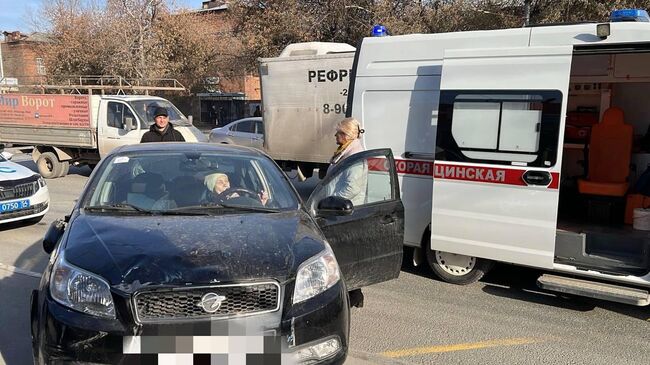 На месте происшествия, где пенсионерка на автомобиле, перепутав педали газа и тормоза, въехала в остановку общественного транспорта в Новосибирске