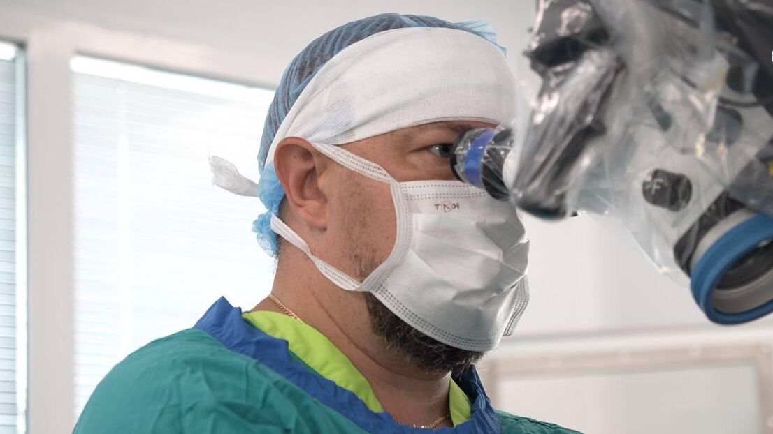 Московские нейрохирурги спасли пациентку с редкой опухолью спинного мозга - РИА Новости, 1920, 31.10.2025