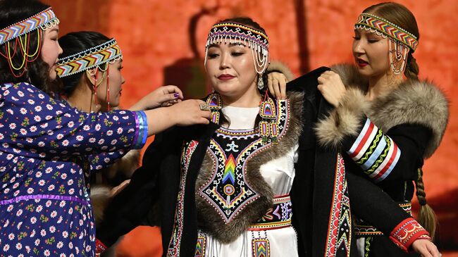Представители народа долганы в традиционных нарядах 