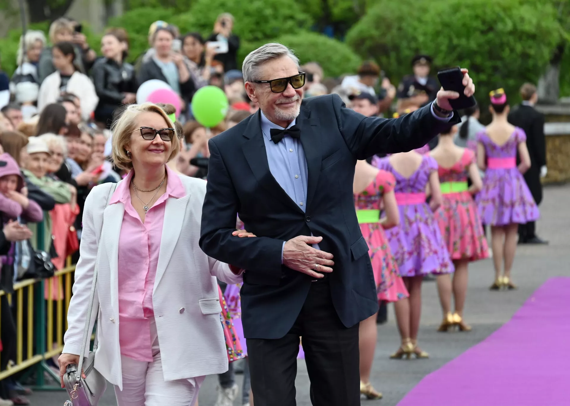 Президент Международного Забайкальского кинофестиваля народный артист РСФСР Александр Михайлов и его супруга Оксана на открытии X Забайкальского кинофестиваля в Чите - РИА Новости, 1920, 31.10.2025