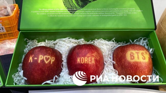 Яблоки с символикой жанра k-pop и группы BTS на саммите АТЭС