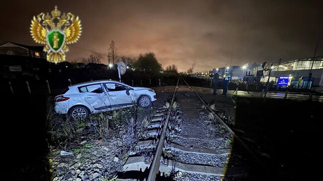 На месте ДТП с участием автомобиля на железной дороге в Московской области. 1 ноября 2025