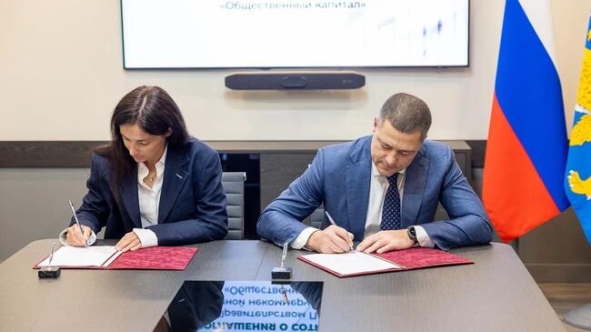 Генеральный директор АНО Общественный капитал Асият Багатырова и губернатор Псковской области Михаил Ведерников
