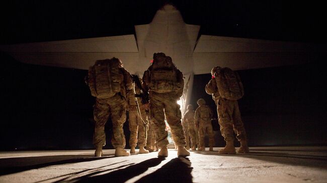 Американские военные садятся в самолет