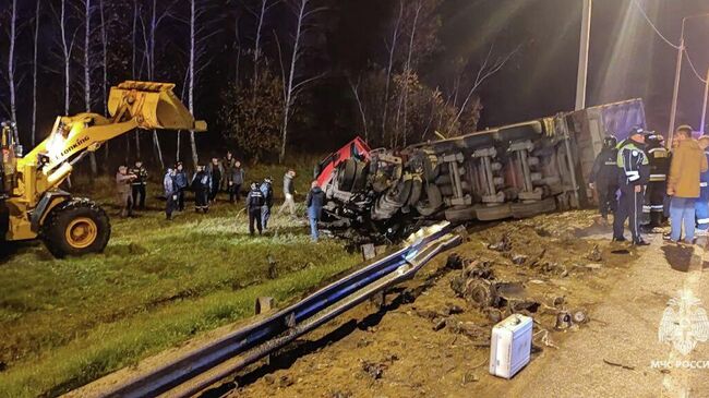 На месте столкновения микроавтобуса, грузовика с щебнем и легкового автомобиля в Орловской области