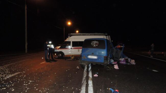 На месте столкновения микроавтобуса, грузовика с щебнем и легкового автомобиля в Орловской области