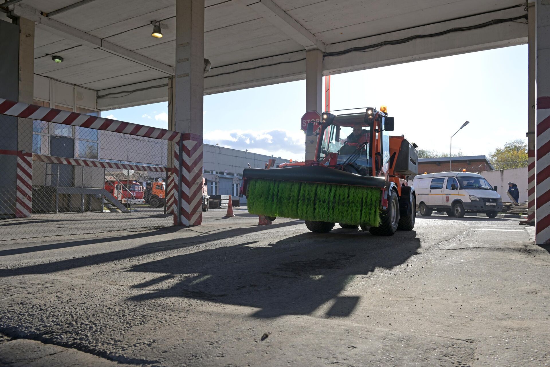 Снегоуборочная техника на территории базы государственной компании Автодор в Москве. - РИА Новости, 1920, 01.11.2025