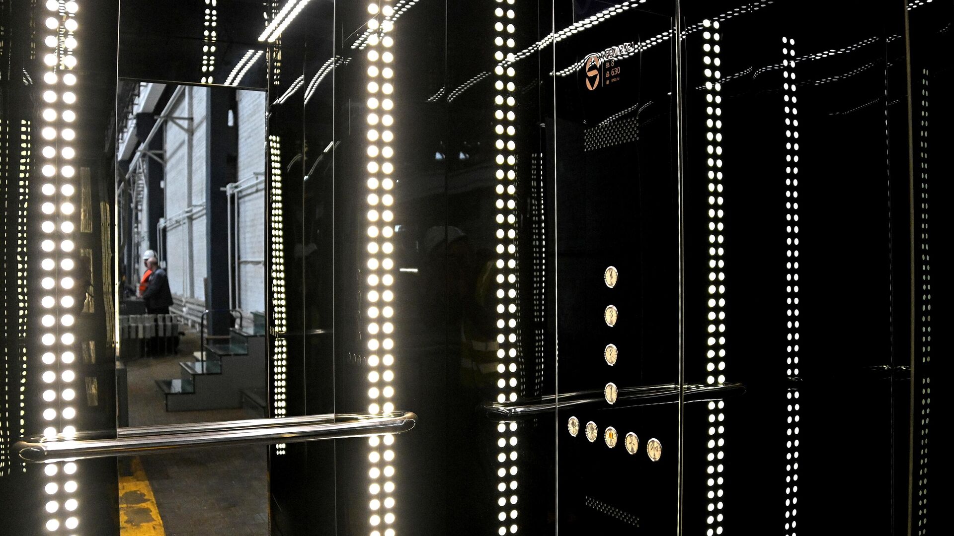 Лифты в цехе Щербинского лифтостроительного завода - РИА Новости, 1920, 06.11.2025