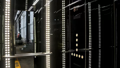 Лифты в цехе Щербинского лифтостроительного завода