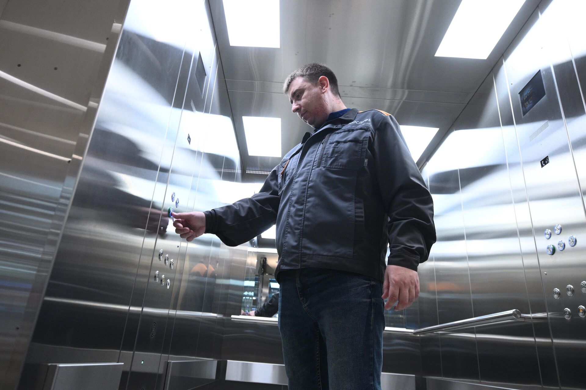 Сотрудник в кабине лифта в цехе завода по производству лифтов Мослифт Сотрудник в кабине лифта в цехе завода по производству лифтов Мослифт - РИА Новости, 1920, 01.11.2025