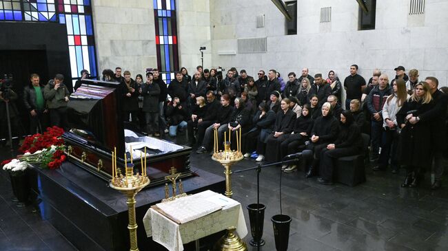 Люди на церемонии прощания с актером Романом Поповым в Москве