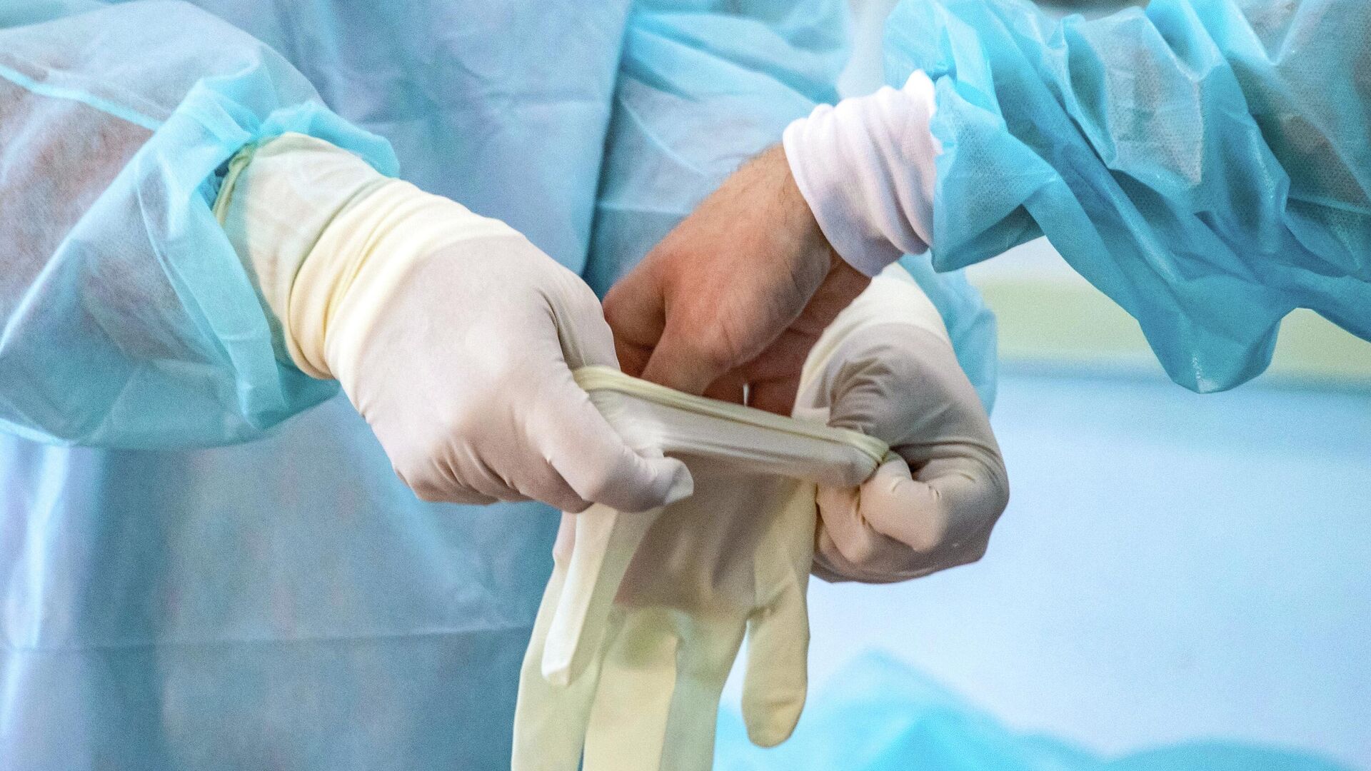 Медицинские сотрудники в операционной - РИА Новости, 1920, 16.12.2025