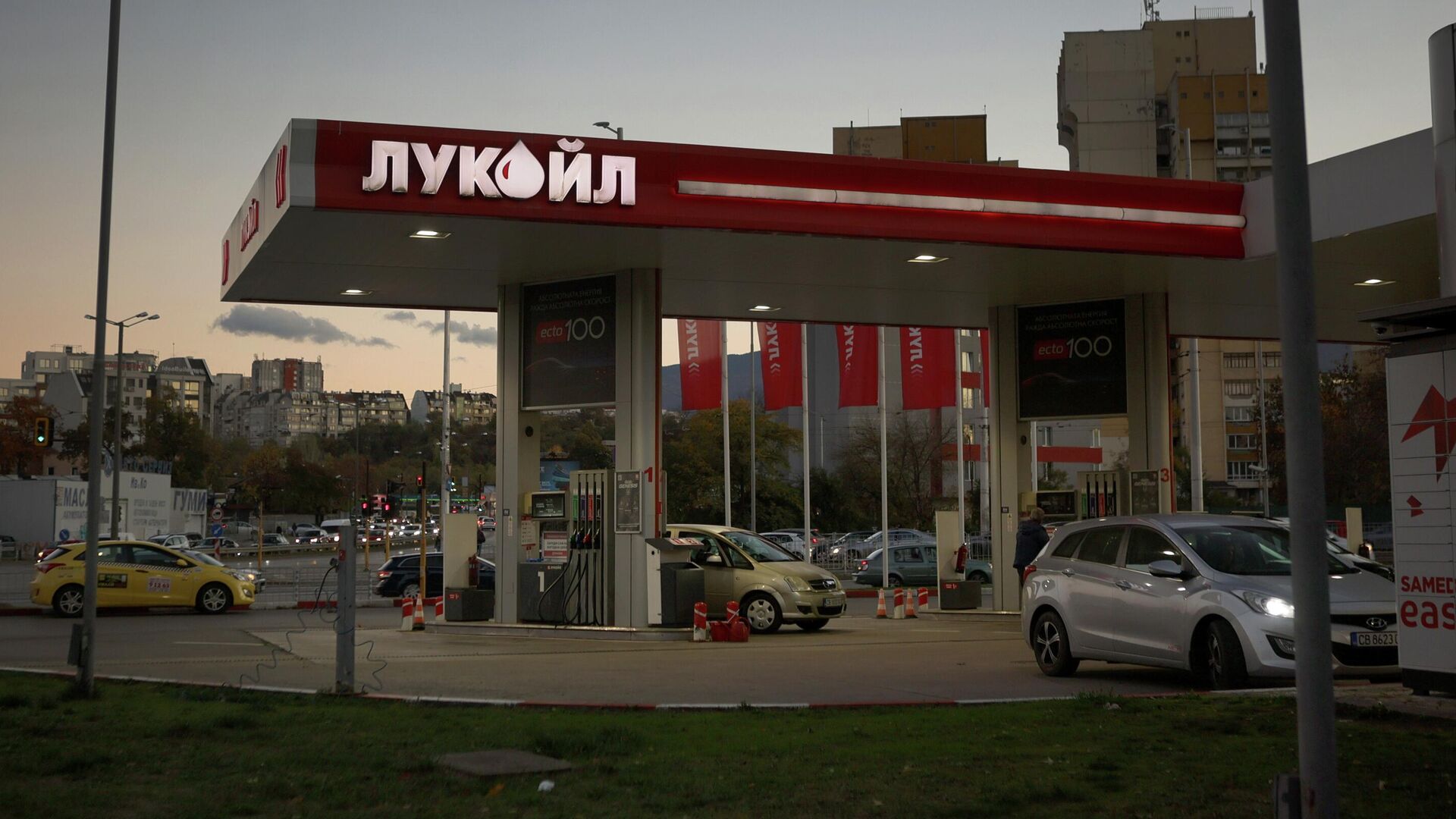 АЗС Лукойл в Софии - РИА Новости, 1920, 14.11.2025