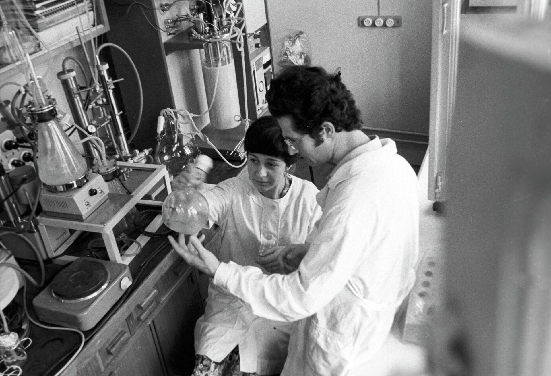 Сотрудники лаборатории культуры тканей и морфогенеза Института физиологии растений имени К.А. Тимирязева Академии наук СССР работают над усовершенствованием искусственно созданных клеточных структур лекарственного растения женьшень - РИА Новости, 1920, 01.11.2025