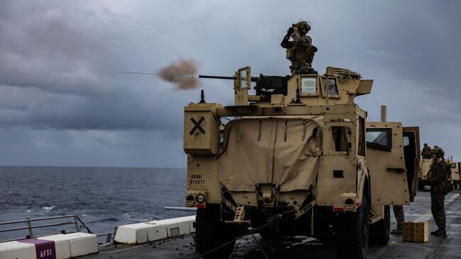 Морские пехотинцы проводят учения с боевой стрельбой на палубе десантного корабля USS San Antonio в Карибском море