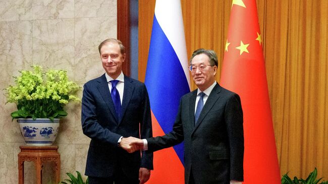 Первый заместитель председателя правительства РФ Денис Мантуров и вице-премьер Госсовета КНР Дин Сюэсян перед началом 12-го заседания межправительственной российско-китайской комиссии по инвестиционному сотрудничеству в Пекине