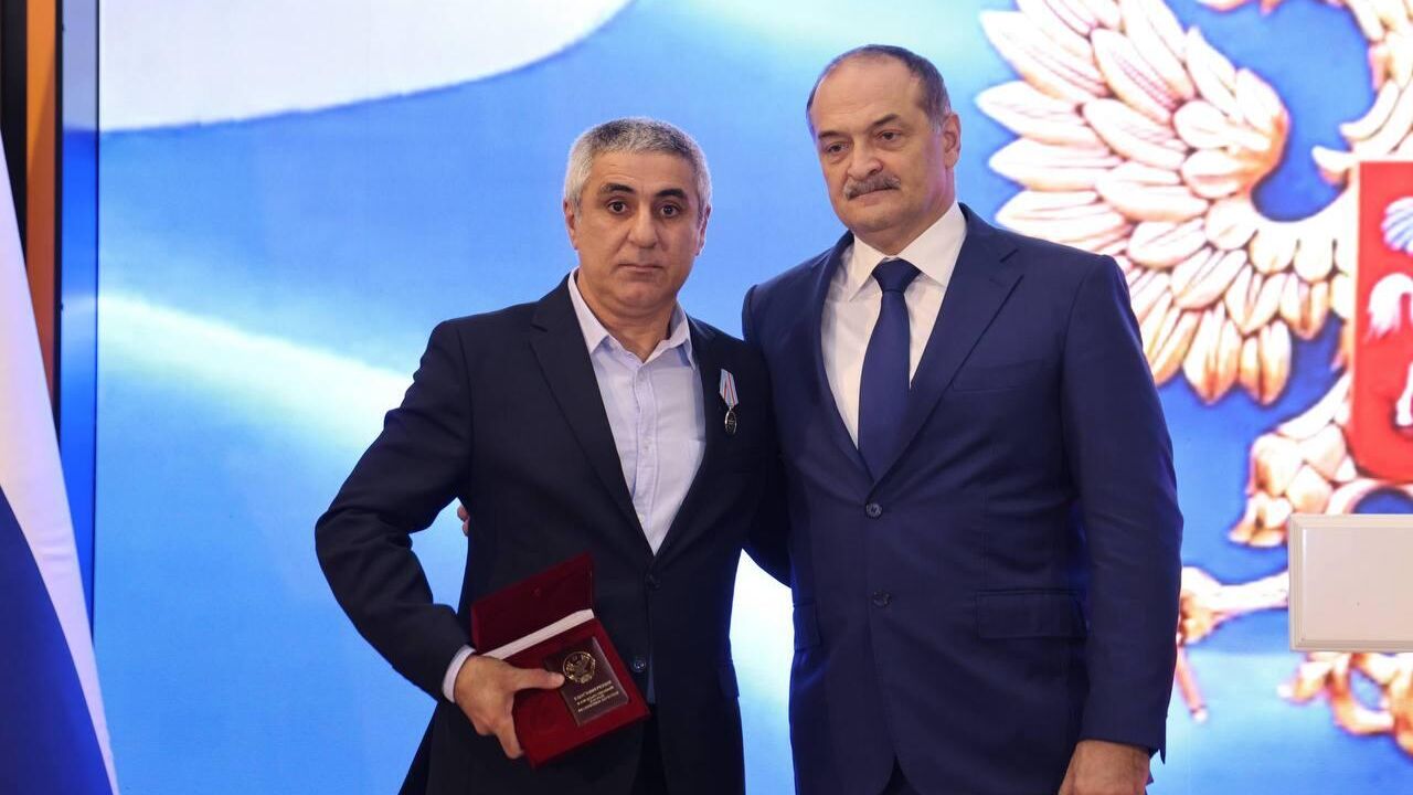 Глава Дагестана Сергей Меликов наградил медалью За проявленное мужество Шамиля Гамидова - РИА Новости, 1920, 01.11.2025