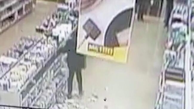 Мужчина разбивает посуду в торговом центре в Котельниках. Кадр видео