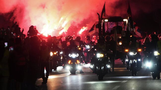 Участники митинга, посвященного годовщине катастрофы на железнодорожной станции в городе Нови-Сад, Сербия