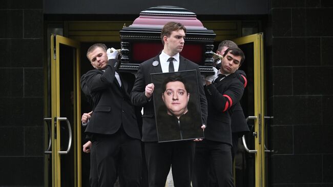 Церемония прощания с актером Романом Поповым в Москве