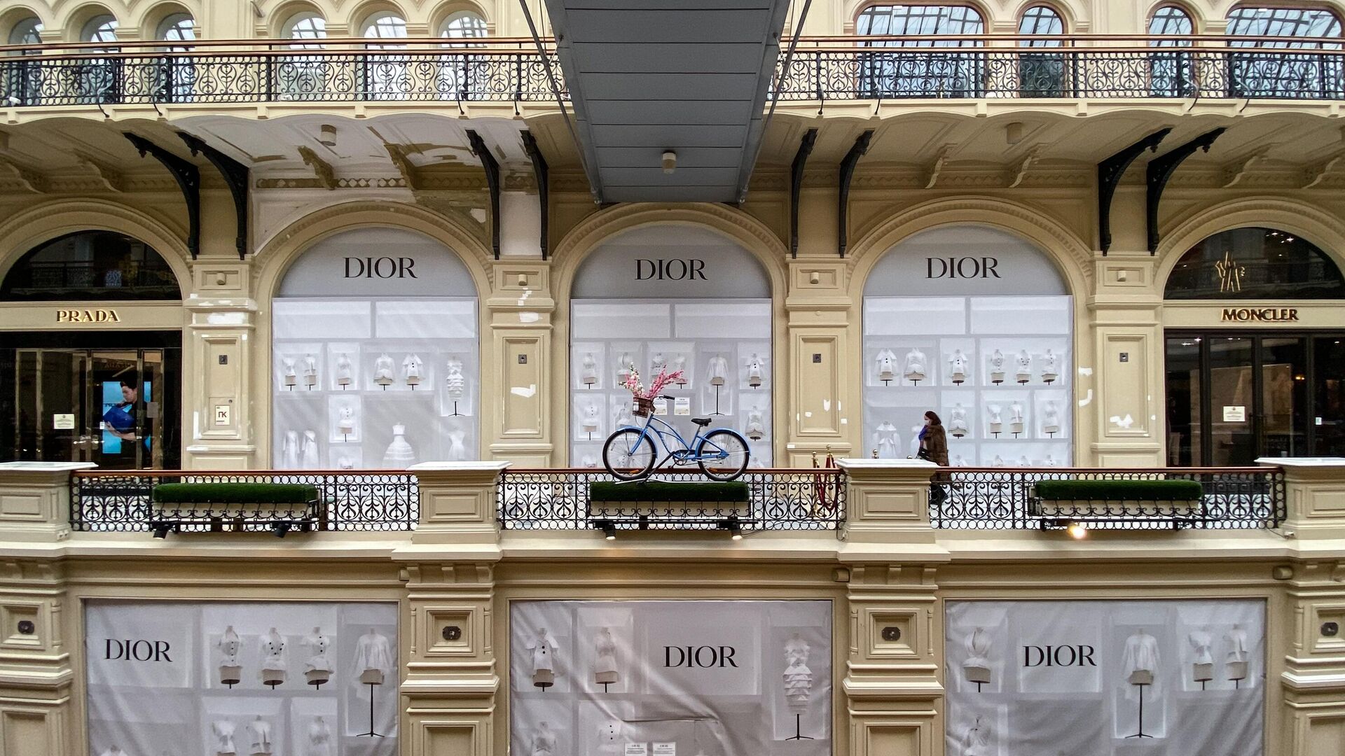 Закрытый магазин Dior в ГУМе - РИА Новости, 1920, 02.11.2025