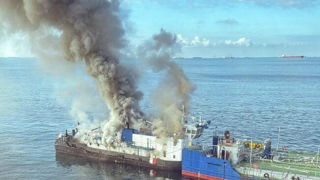 Пожар на буксире в порту Кавказ в Новороссийске