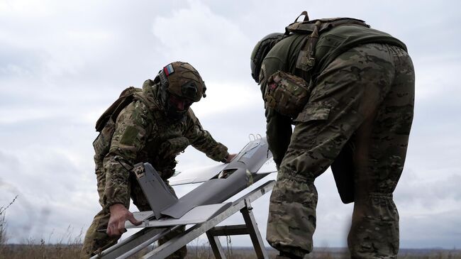 Бойцы расчеты БПЛА 56-го отдельного батальона спецназначения Хан устанавливают борт