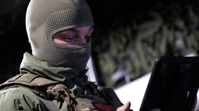 Боец сверяет координаты цели с оператором Боец сверяет координаты цели с оператором