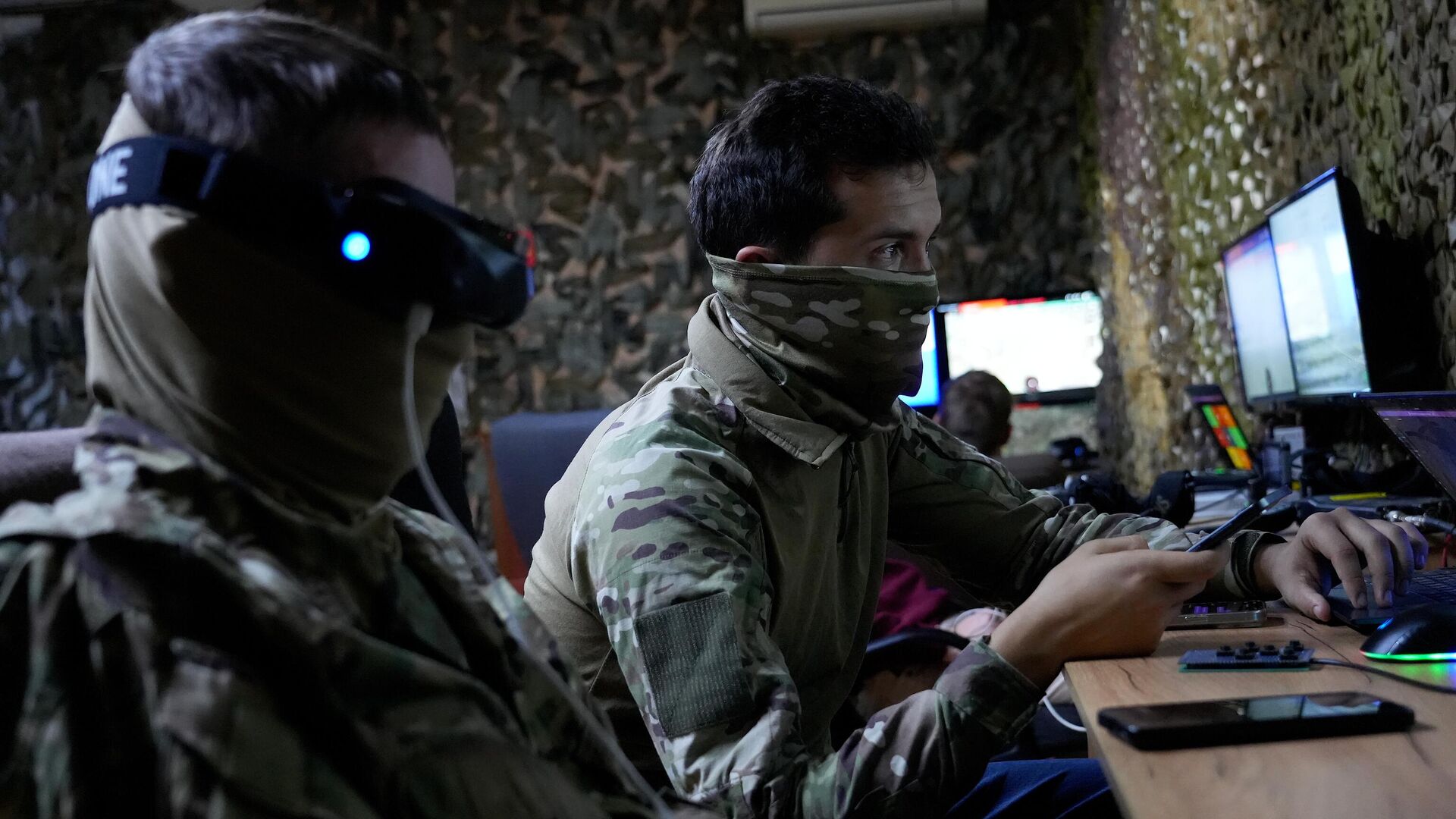 Оператор и корректировщик ведут БПЛА - РИА Новости, 1920, 23.11.2025