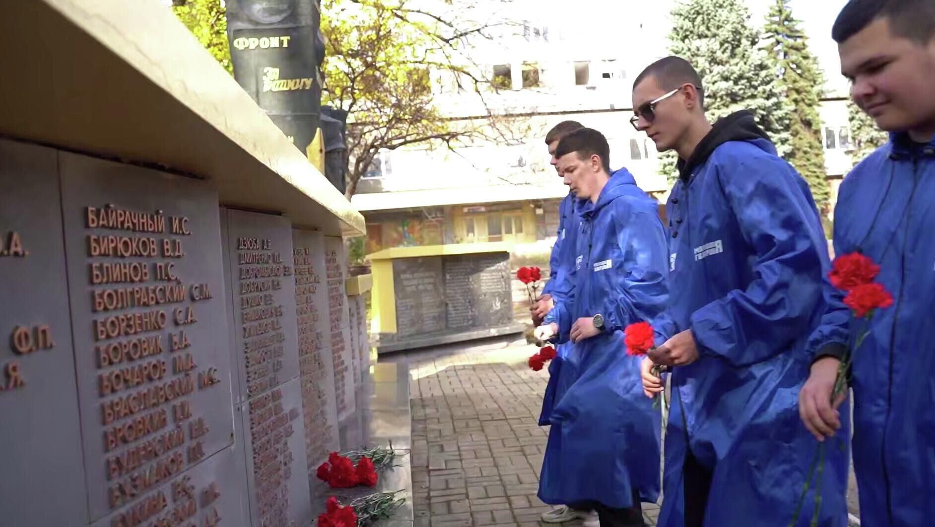 Активисты Молодой гвардии ДНР возлагают цветы к мемориалу погибшим фронтовикам-журналистам в Донецке. Кадр видео Активисты Молодой гвардии ДНР возлагают цветы к мемориалу погибшим фронтовикам-журналистам в Донецке. Кадр видео - РИА Новости, 1920, 02.11.2025