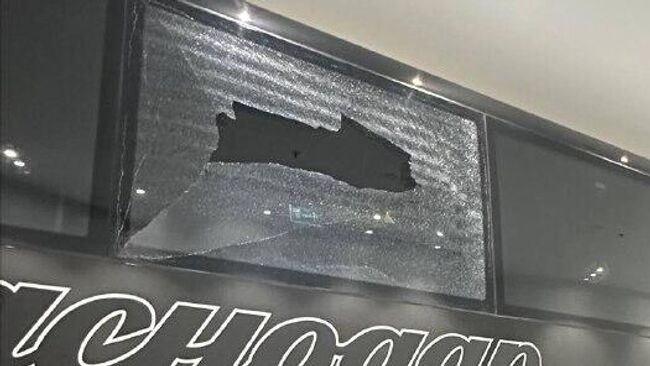 Разбитое окно автобуса с игроками Спартака