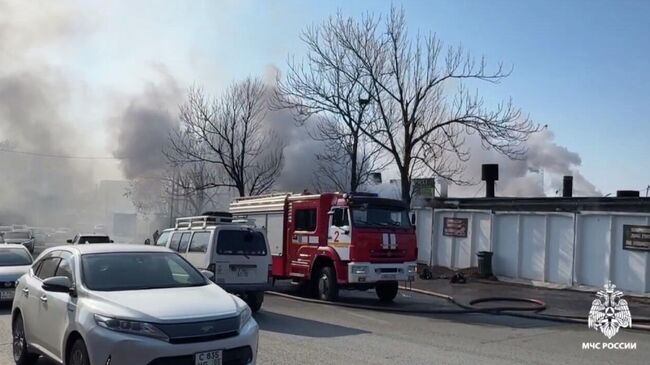 Пожарные МЧС России ликвидируют возгорание автомагазина во Владивостоке