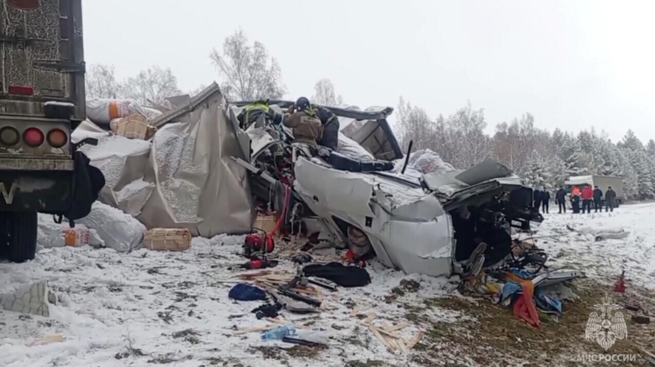 Последствия ДТП с участием грузовиков в Куйтунском районе Иркутской области - РИА Новости, 1920, 03.11.2025