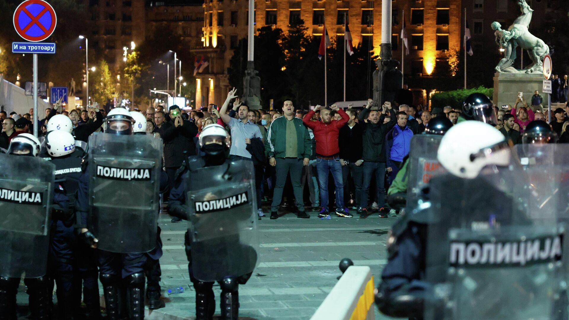 Полиция Сербии задержала 37 человек за беспорядки у парламента в Белграде