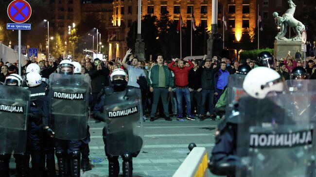 Полиция и протестующие у здания Скупщины в Белграде. 2 ноября 2025