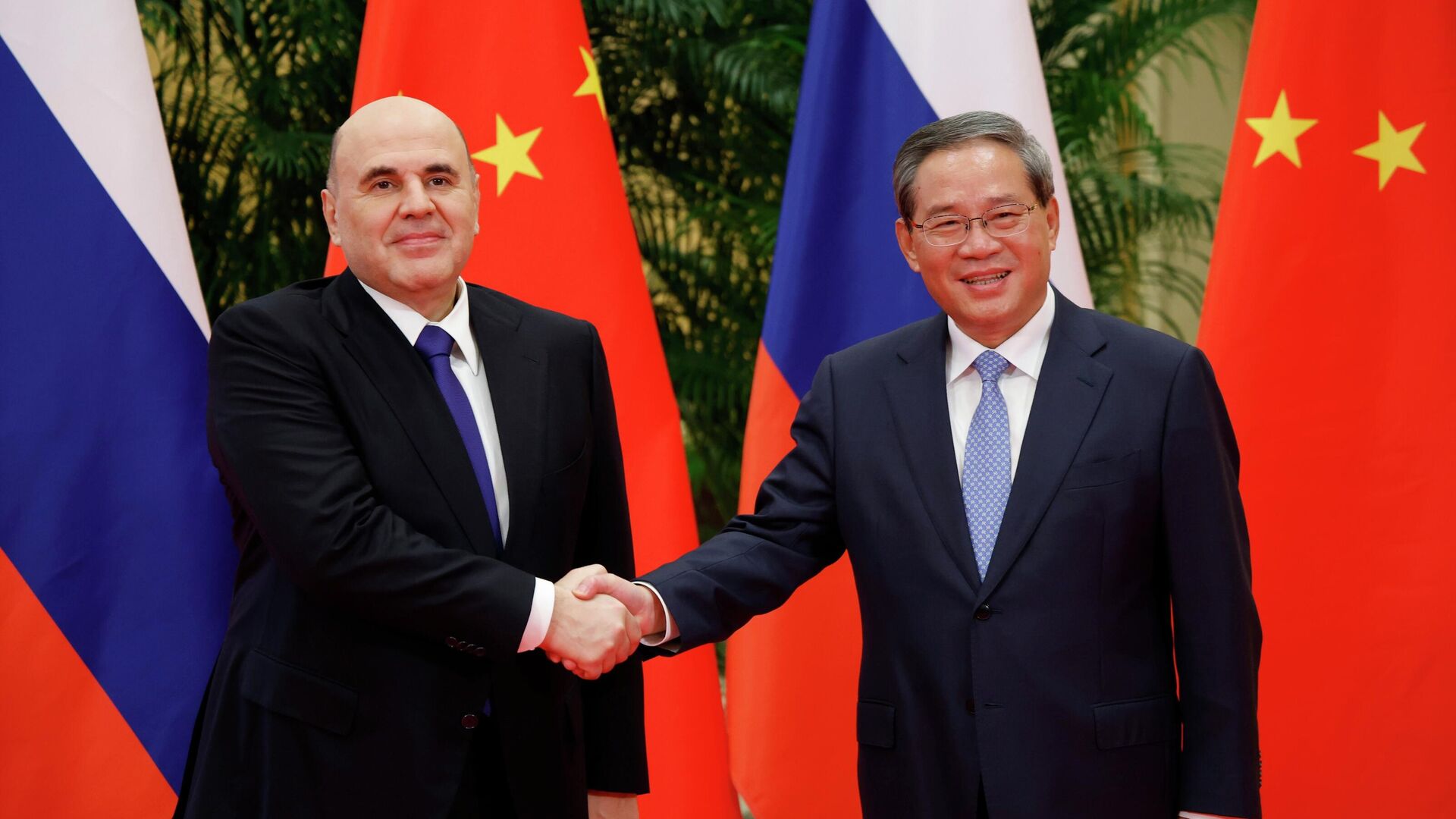 Председатель правительства РФ Михаил Мишустин и премьер Государственного совета Китая Ли Цян во время встречи в Ханчжоу. 3 ноября 2025 - РИА Новости, 1920, 03.11.2025