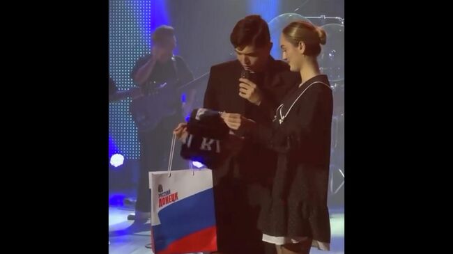 Подарок для певца Akmal' во время концерта в Донецке