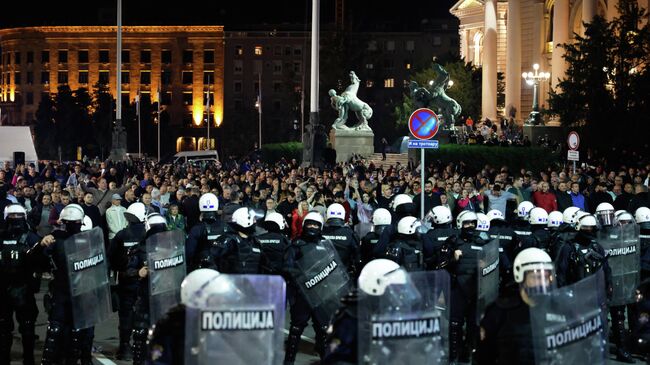 Полиция и протестующие у здания Скупщины в Белграде, Сербия