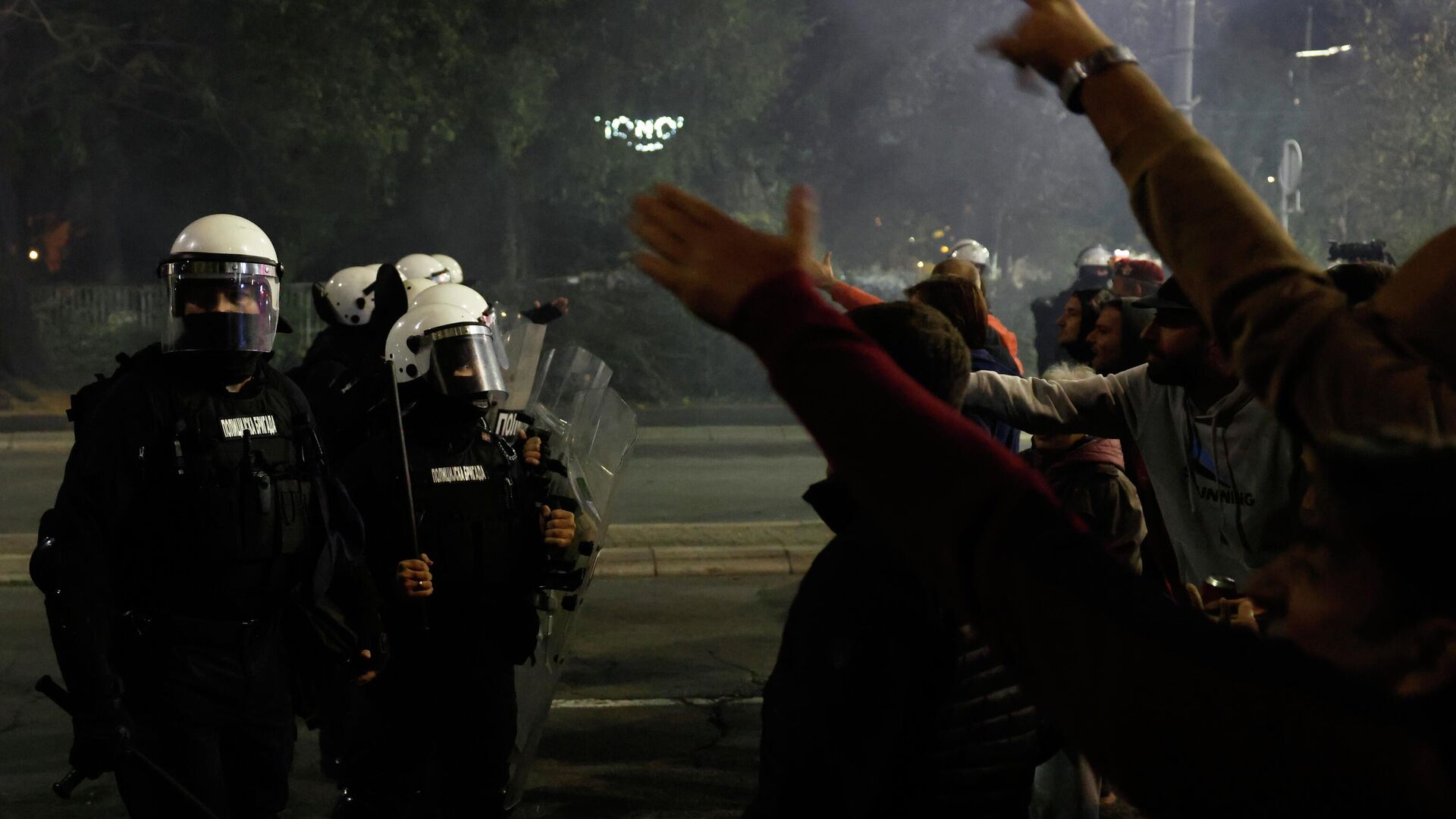 Полиция и протестующие у здания Скупщины в Белграде, Сербия. 2 ноября 2025 Полиция и протестующие у здания Скупщины в Белграде, Сербия. 2 ноября 2025 - РИА Новости, 1920, 03.11.2025