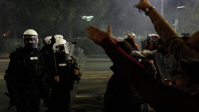 Полиция и протестующие у здания Скупщины в Белграде, Сербия. 2 ноября 2025