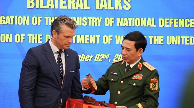 Глава Пентагона Пит Хегсет подарил вьетнамскому коллеге Фан Ван Гангу артефакты, украденные солдатами США в ходе войны во Вьетнаме