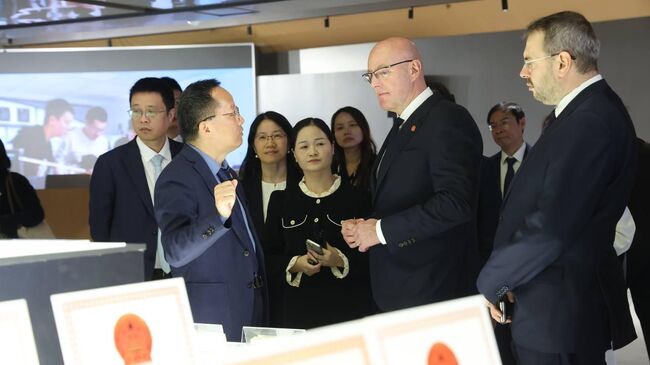 Вице-премьер РФ Дмитрий Чернышенко во время посещения Чжэнцзянского университета