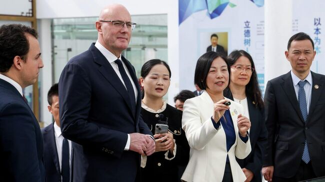 Вице-премьер РФ Дмитрий Чернышенко во время посещения Чжэнцзянского университета