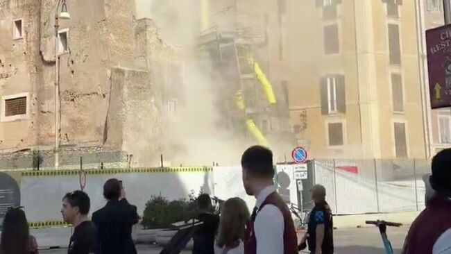 Часть средневековой башни Конти обрушилась в центре Рима неподалеку от Колизея