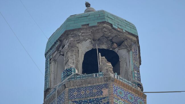 Голубая мечеть, частично разрушенная в результате землетрясения в городе Мазари-Шариф, Афганистан. 3 ноября 2025