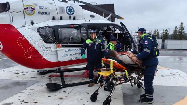 Эвакуация раненной женщины после ДТП на юге Москвы Эвакуация раненной женщины после ДТП на юге Москвы